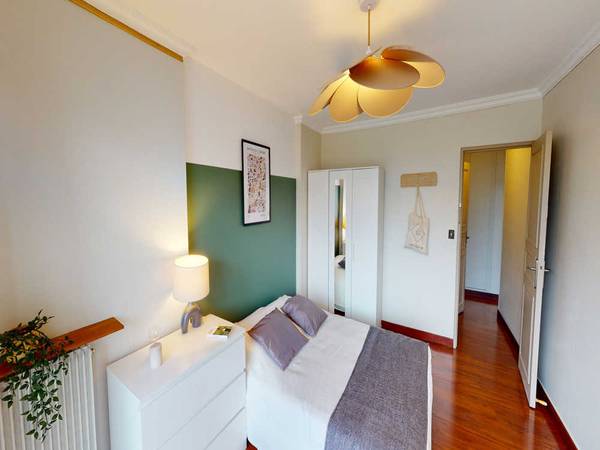 Colocation / Appartement 5 pièces de 100 m², Courbevoie, Rue Armand Silvestre / Photo 2