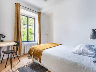 Room in a live-in landlord's home / 1 room house, Guyancourt