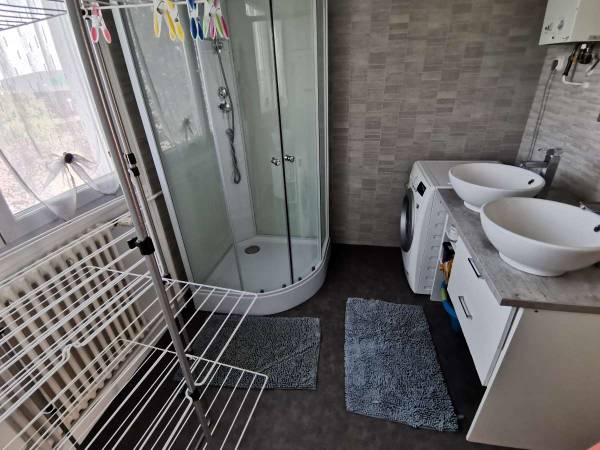 Colocation / Immeuble 5 pièces de 77 m², Laval, Rue du Pressoir Salé / Photo 2