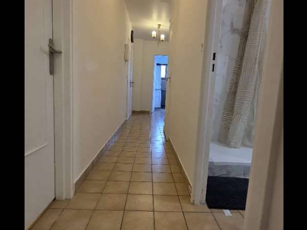 Colocation / Appartement 5 pièces de 66 m², Les Ulis, Residence le Bois du Roi / Photo 2
