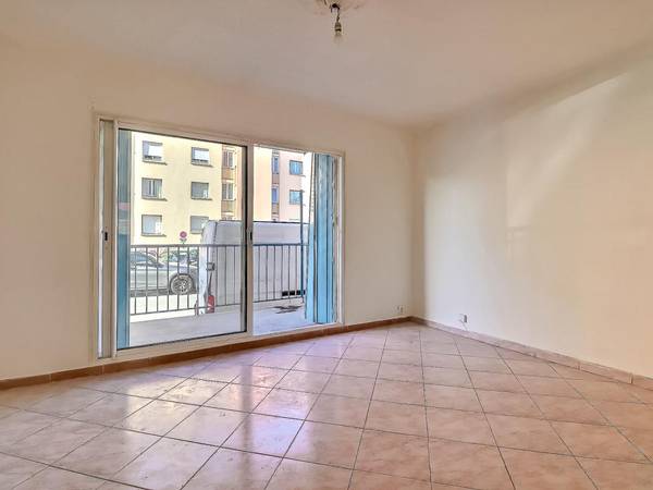 Location / Appartement 3 pièces de 55 m², Nîmes, Rue de Valence / Photo 2