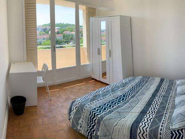 Colocation / Appartement 5 pièces de 70 m², Bron, Avenue Pierre Brossolette / Photo 2