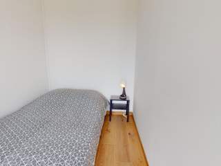 Room share, 5 rooms apartment, Bron