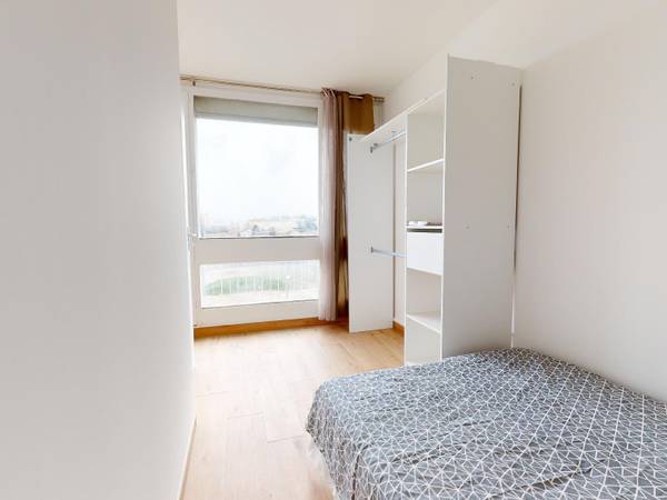 Colocation / Appartement 5 pièces de 68 m², Bron, B Avenue Pierre Brossolette / Photo 2