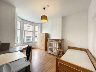 Privatzimmer / 5 rooms house · 200 m², Ciney, Rue Piervenne