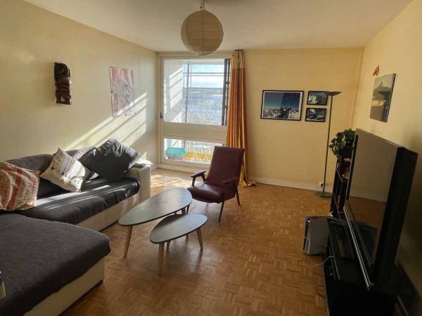 Colocation / Appartement 4 pièces de 80 m², Saint-Cyr-l'École, Rue Robert Desnos / Photo 2
