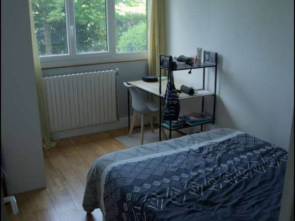 Colocation / Appartement 8 pièces de 103 m², Saint-Martin-d'Hères, Rue Saint-Exupery / Photo 2