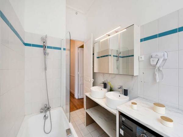 Room share / 6 rooms apartment · 170 m², Paris, Rue Léo Delibes / Photo 24