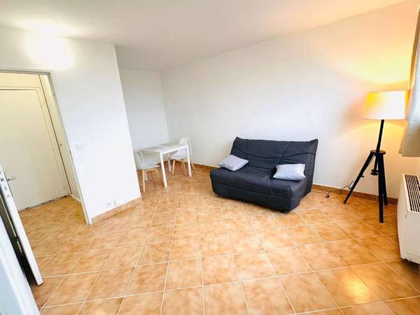 Location / Studio de 28 m², Rosny-sous-Bois, Place Carnot / Photo 1