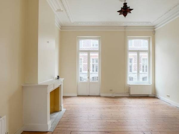Location / Appartement 5 pièces de 130 m², Bruxelles, Place Colignon / Photo 2
