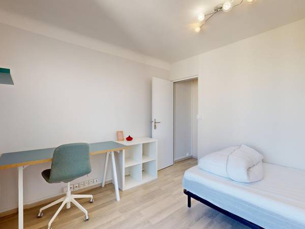 Colocation / Appartement 4 pièces de 55 m², Oullins, Rue Diderot / Photo 2