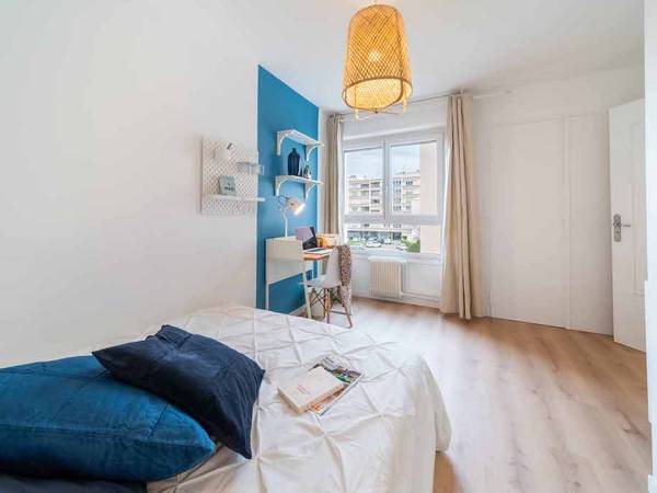 Colocation / Appartement 6 pièces de 112 m², Bron, Rue des Glycines / Photo 2