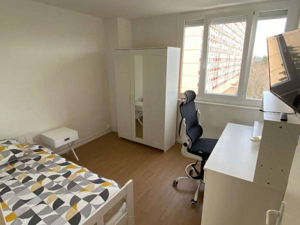 Colocation / Appartement 5 pièces de 72 m², Bron, Rue Edouard Branly / Photo 6