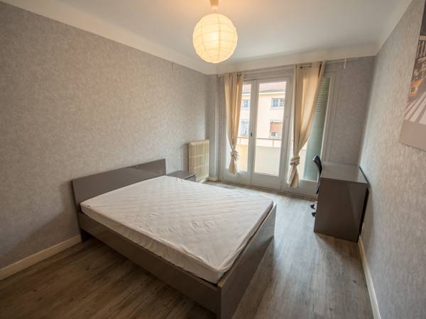 Colocation / Appartement 4 pièces de 71 m², Saint-Étienne, Rue Charles de Gaulle / Photo 2
