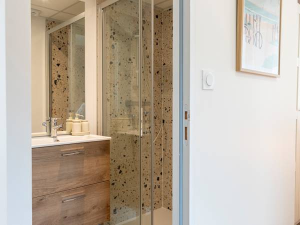 Flatsharing / 16-bedroom house · 356 m², Bron, Rue des Roses / Photo 2
