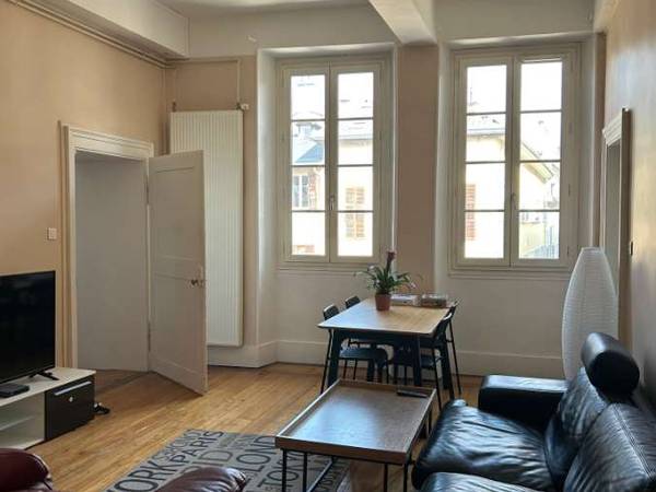 Colocation / Appartement 4 pièces de 130 m², Chambéry, Place Saint-Léger / Photo 2