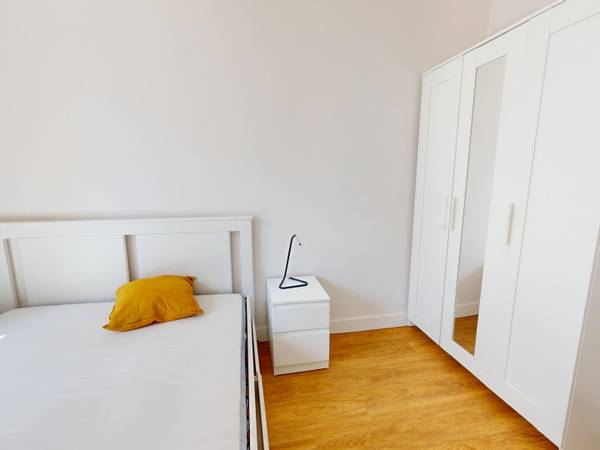 Colocation / Appartement 6 pièces de 89 m², Bron, Rue Pétetin / Photo 2