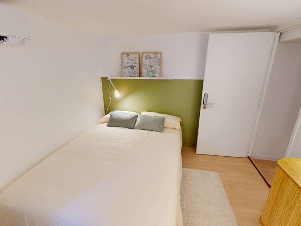 Colocation / Maison 16 pièces de 426 m², Bron, Rue Jean Jaurès / Photo 2