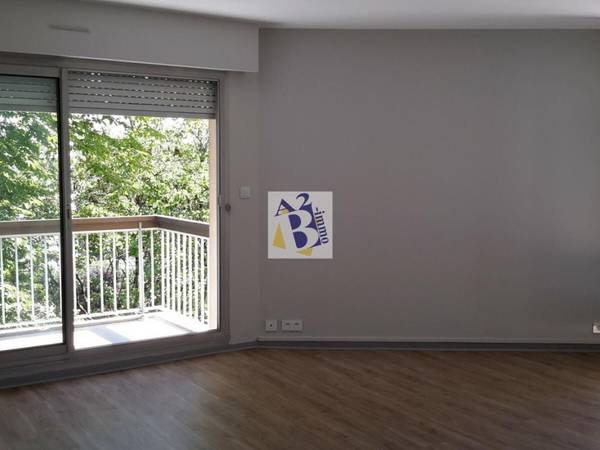 Location / Appartement 4 pièces de 82 m², Angoulême, Boulevard Churchill / Photo 2