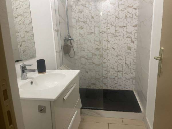 Colocation / Appartement 3 pièces de 50 m², Pointe-à-Pitre, Rue Barbès / Photo 2