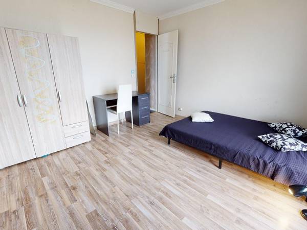 Colocation / Appartement 5 pièces de 93 m², Bron, Route de Genas / Photo 2