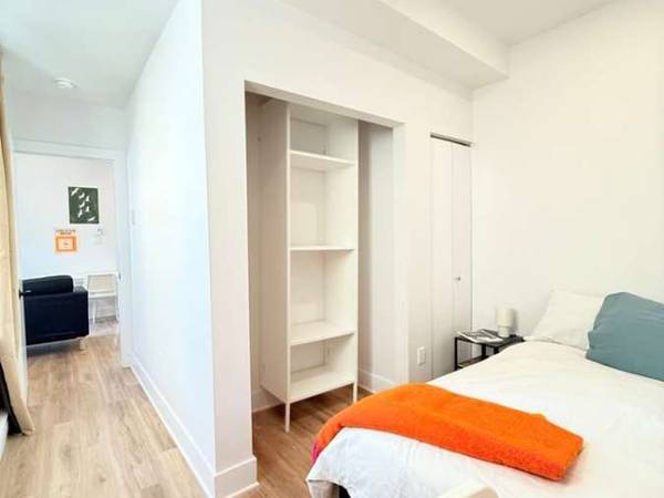 Chambre pour étudiant / Immeuble 3 pièces de 65 m², Montréal, Rue Gauthier / Photo 2