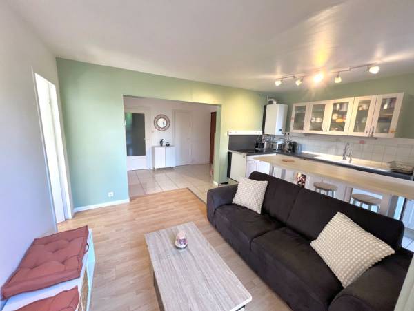 Colocation / Appartement 6 pièces de 106 m², Saint-Martin-d'Hères, Rue Jean Jacques Rousseau / Photo 2