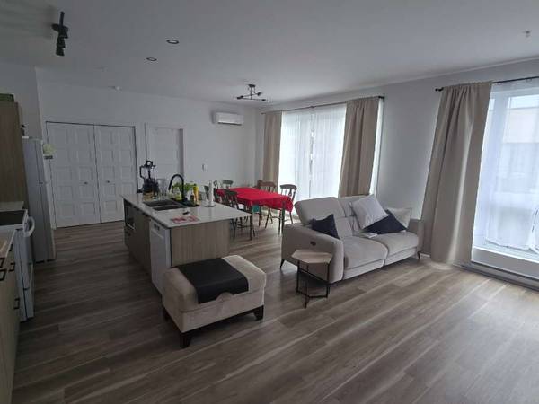 Colocation / Appartement 4 pièces de 210 m², Beloeil, Rue de l'Industrie / Photo 2