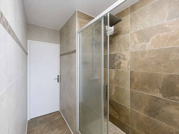 Colocation / Appartement 5 pièces de 89 m², Laval, Avenue Bonaparte / Photo 2