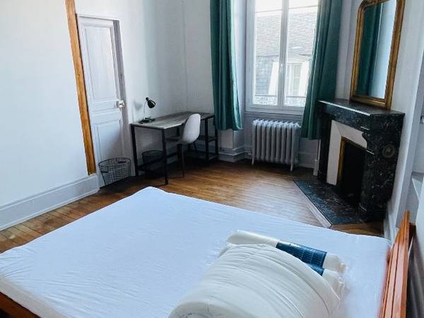 Colocation / Appartement 10 pièces de 197 m², Bourges, Place Planchat / Photo 2