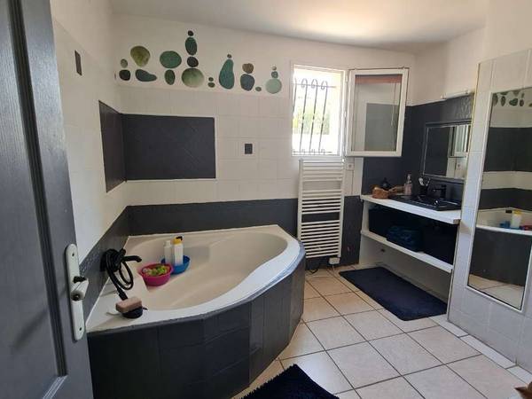Colocation / Maison 4 pièces de 110 m², Nîmes, Rue Brillat Savarin / Photo 5