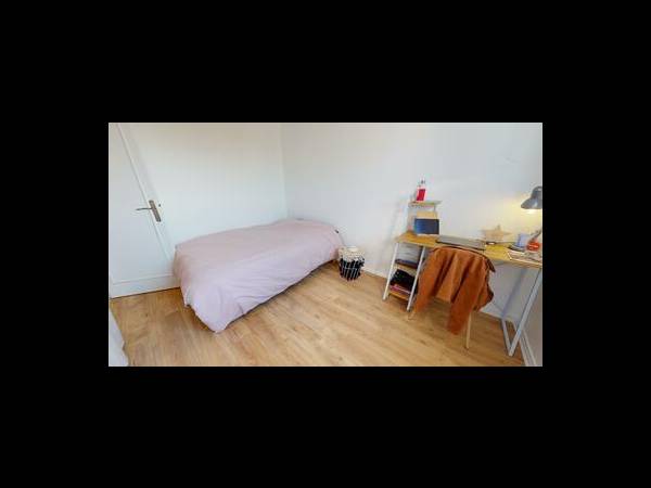 Colocation / Appartement 5 pièces de 78 m², Vénissieux, C, Rue Ernest Renan / Photo 2