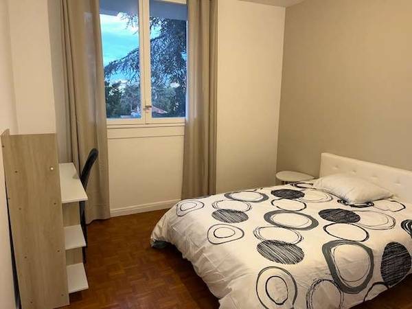 Colocation / Appartement 4 pièces de 72 m², Bron, Rue de la Marne / Photo 2