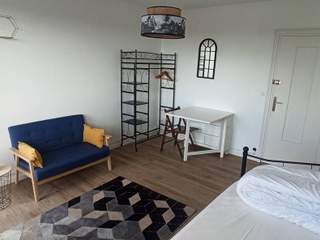 Room in a live-in landlord's home / 1 room apartment, Lorient