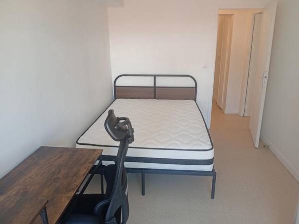 Colocation / Appartement 4 pièces de 88 m², Saint-Étienne, Rue Beaubrun 4eme Etage Sans Ascenseur / Photo 2