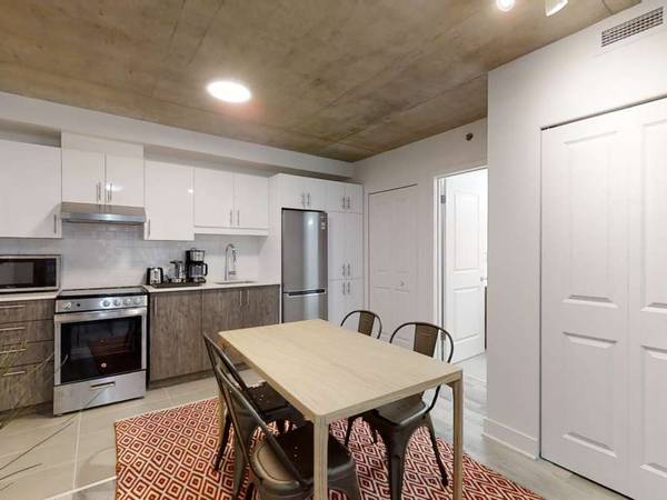 Colocation / Appartement 4 pièces de 60 m², Montréal, Rue Saint Marc / Photo 2