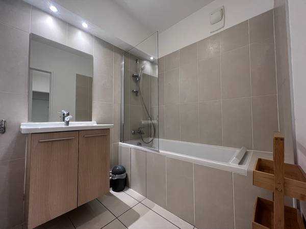 Colocation / Appartement 5 pièces de 101 m², Courbevoie, Rue de l'Abreuvoir / Photo 2