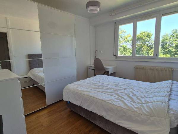 Colocation / Appartement 4 pièces de 77 m², Lyon, Rue du Doyen Georges Chapas / Photo 2