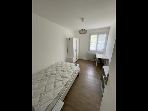 Colocation / Appartement 5 pièces de 72 m², Saint-Martin-d'Hères, Avenue Gabriel Péri / Photo 2