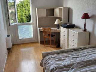 Room in a live-in landlord's home / 1 room apartment, Montigny-le-Bretonneux