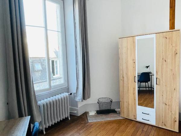 Colocation / Appartement 10 pièces de 197 m², Bourges, Place Planchat / Photo 2