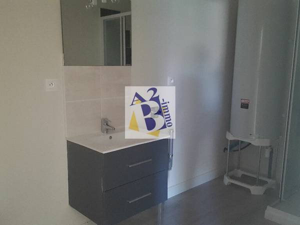 Location / Appartement 2 pièces de 40 m², Angoulême, Boulevard Liedot / Photo 2