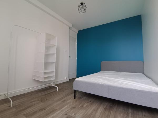 Colocation / Appartement 5 pièces de 85 m², Fontaine, Place des Écrins / Photo 2