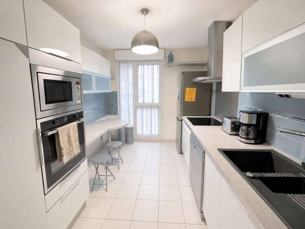 Colocation / Appartement 5 pièces de 110 m², Nanterre, Rue des Suisses / Photo 2