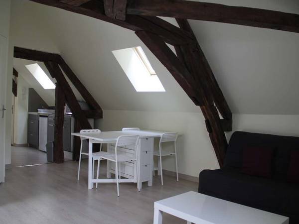 Location / Appartement 3 pièces de 37 m², Troyes, Rue Vieille Rome / Photo 2
