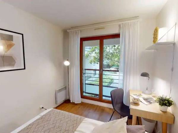 Colocation / Appartement 5 pièces de 75 m², Issy-les-Moulineaux, Place du 19 Mars 1962 / Photo 2