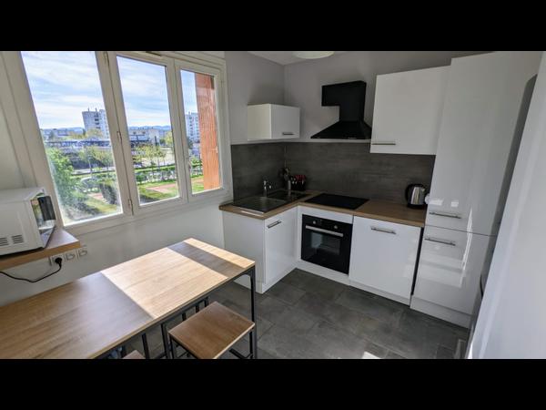 Colocation / Appartement 4 pièces de 67 m², Vénissieux, Avenue Viviani / Photo 2