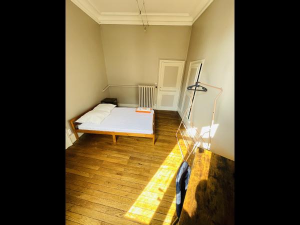 Colocation / Appartement 10 pièces de 197 m², Bourges, Place Planchat / Photo 2