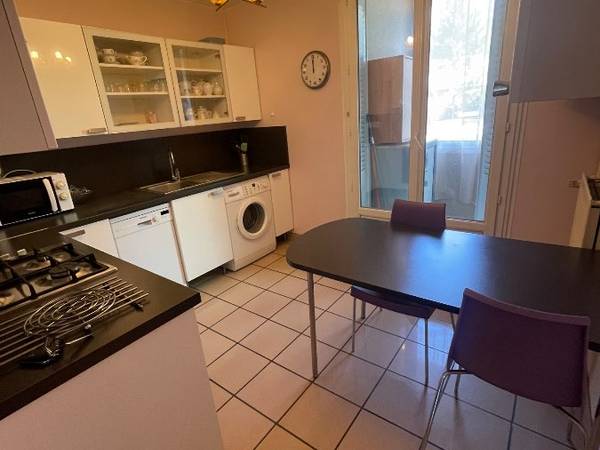 Colocation / Appartement 4 pièces de 65 m², Saint-Martin-d'Hères, Rue Jean Moulin / Photo 2