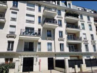 Room in a live-in landlord's home / 1 room apartment, Clamart